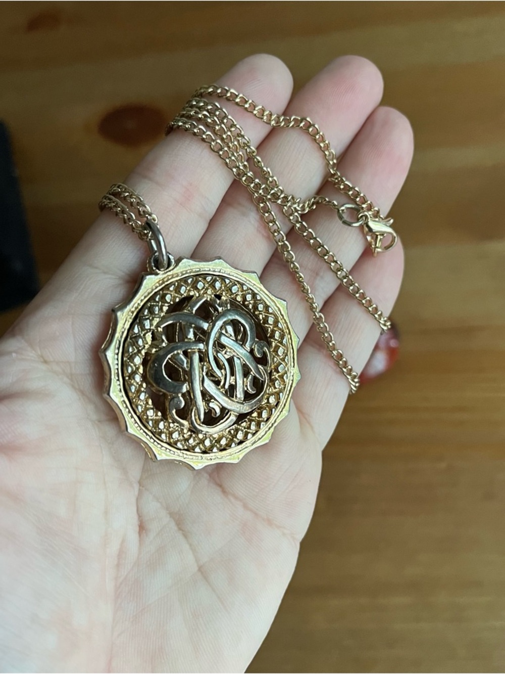 Vintage style pendant, gold tone, 22 inch lobster clasp closure necklace - Picture 6 of 7